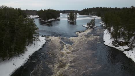 Disparo-De-Dron-De-Marcha-Atrás-Del-Río-En-Movimiento-Rápido-En-El-Desierto-Canadiense-Durante-El-Invierno