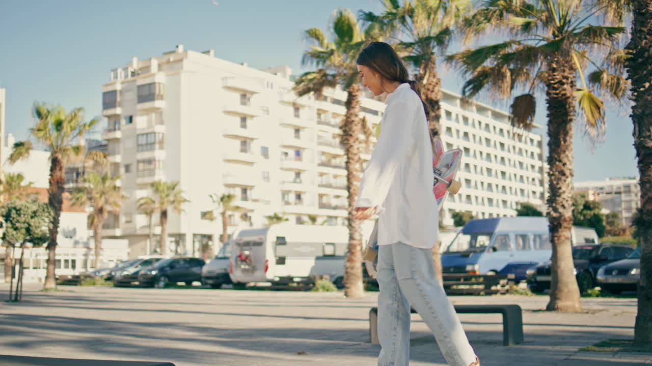 도시에서 젊음을 즐기는 편안한 십대 스테핑 벤치. 평온하게 는 여자