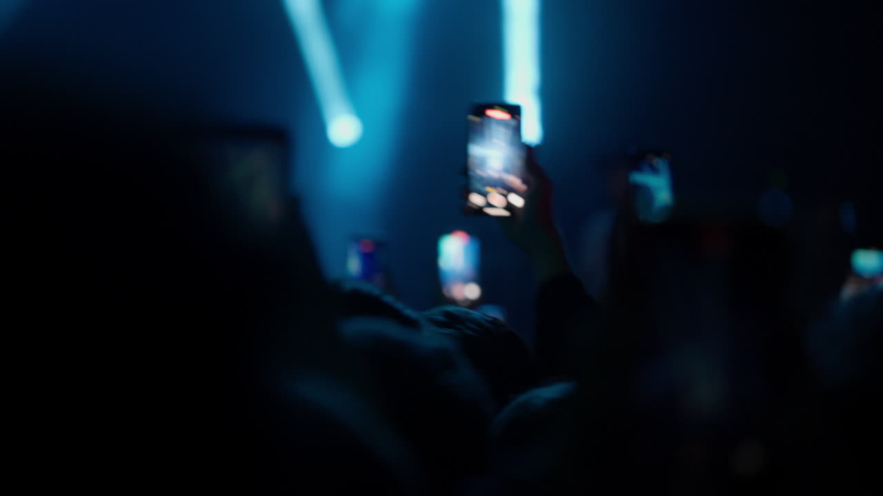 Konsertpublikum filmer liveopptreden med smarttelefoner