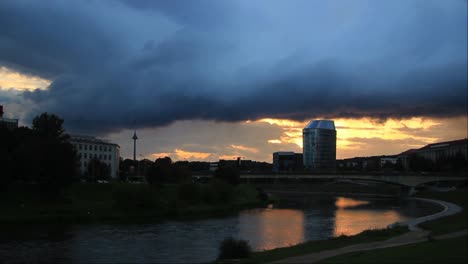 Nubes-De-Puesta-De-Sol-Sobre-El-Puente-Y-El-Río-Neris-En-La-Ciudad-Capital-Vilnius,-Lituania,-Estados-Bálticos,-Europa-3