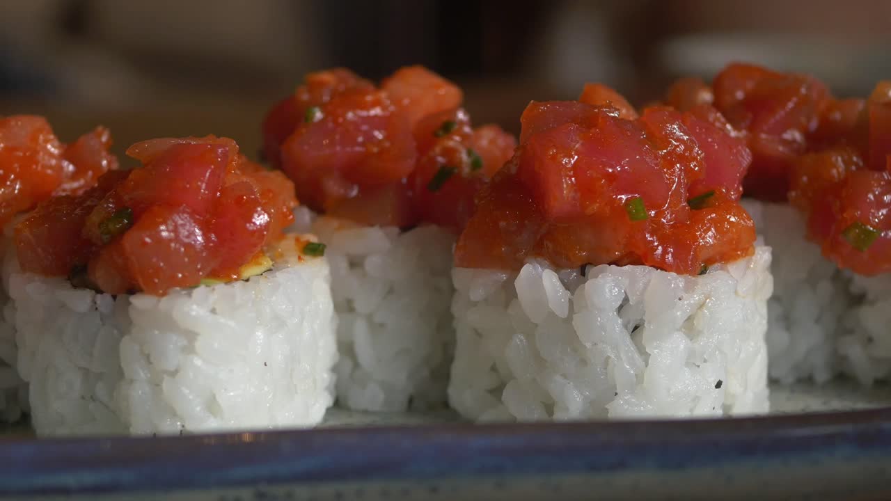 皿に盛り付けられた、赤身魚と米の美味しい巻き寿司