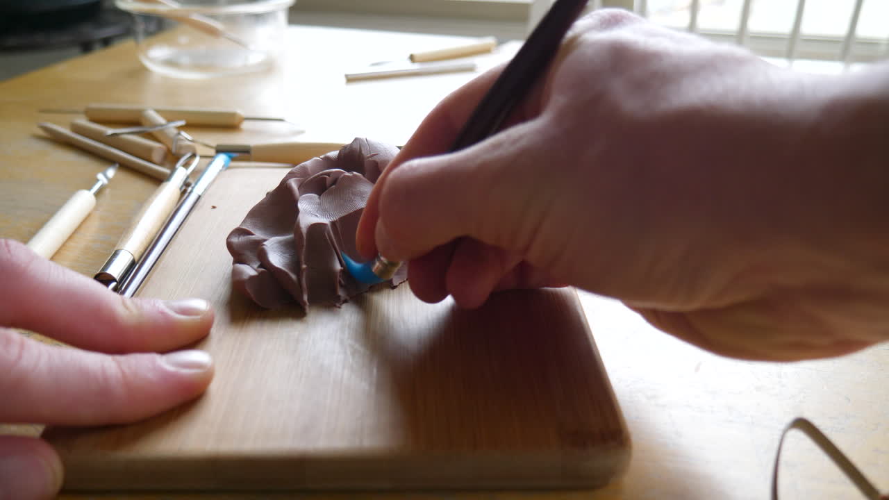 esculpir arcilla con herramientas