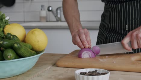 tomates de cebolla de chef en un tablero disparado a 100 fps 2
