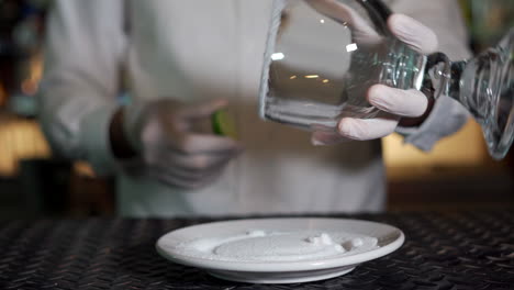 preparación de margarita vaso con borde de limón y sal