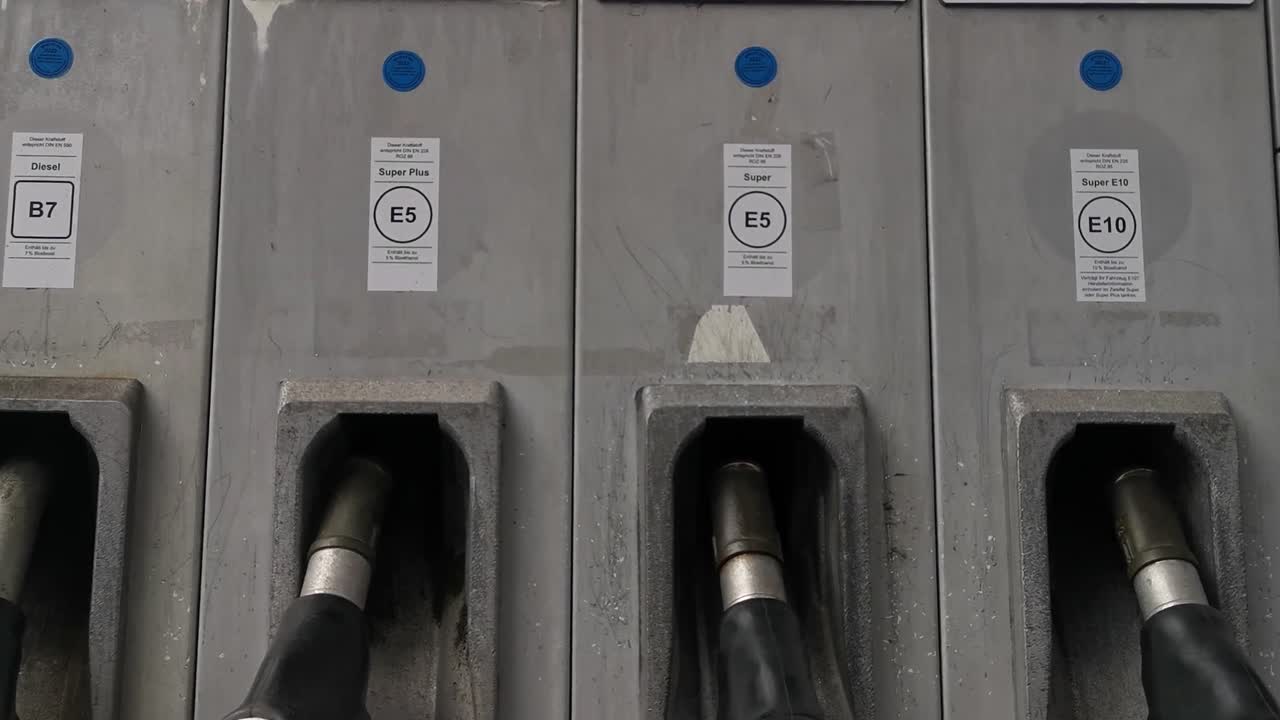 cuatro grifos de gasolina y diesel en una gasolinera alemana