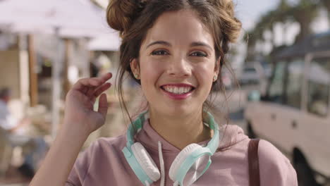 Retrato-De-Una-Joven-Y-Hermosa-Mujer-Hispana-Pasando-La-Mano-Por-El-Cabello-En-Una-Concurrida-Playa