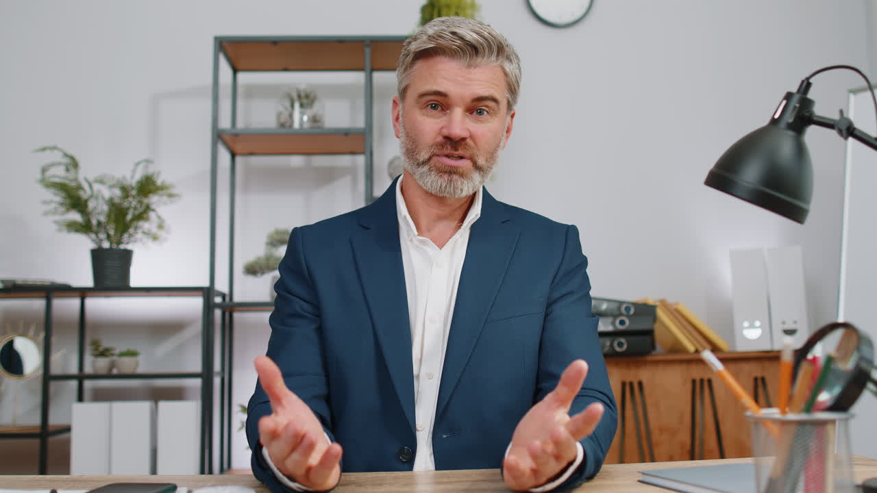 사무실에서 노트북으로 일하는 사업가 온라인 커뮤니케이션에 대한 대화 동료 상사와의 비디오 통화