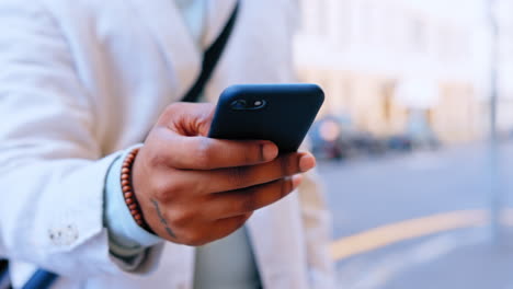 handen, telefoon en typen in de stad voor sociale media