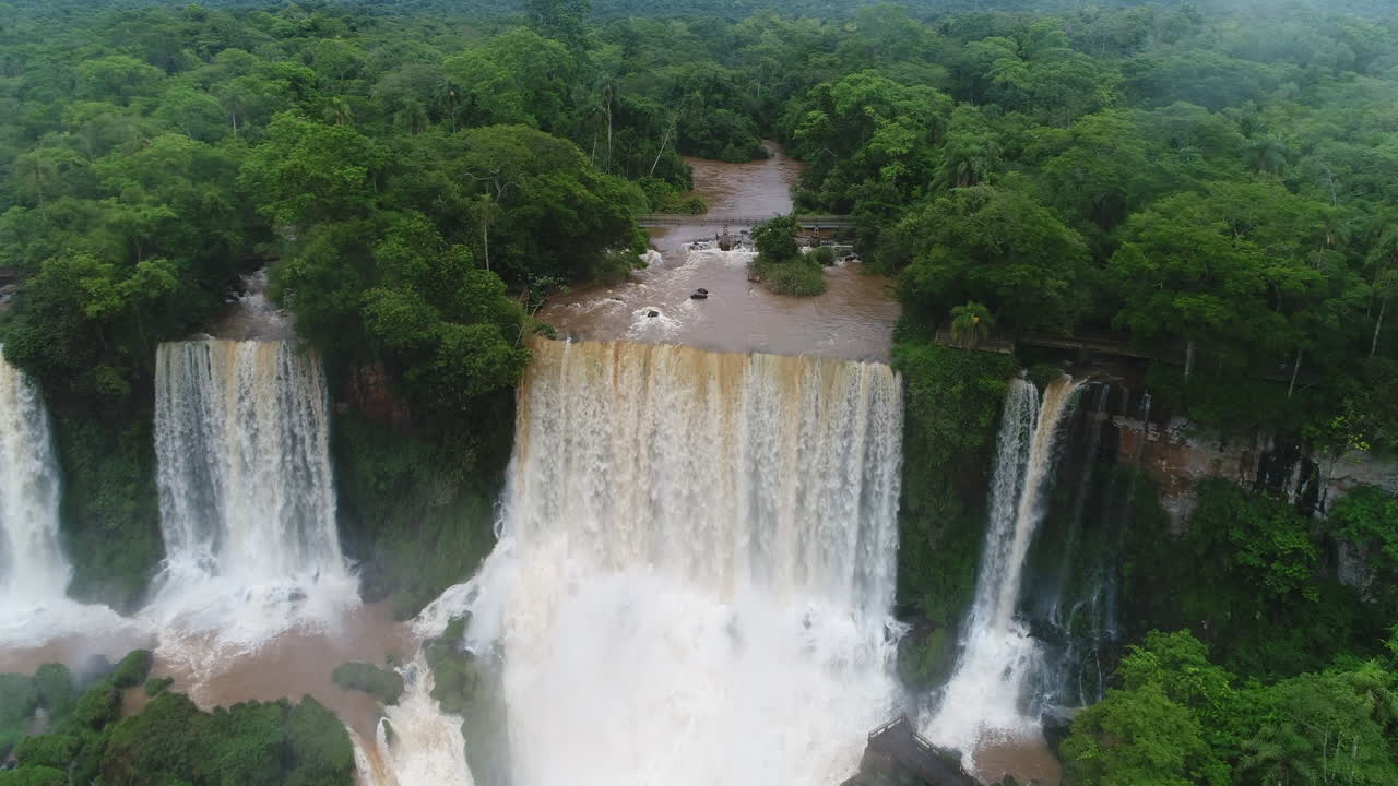 una fracción de las miles de cascadas que forman las espectaculares cataratas de iguazu