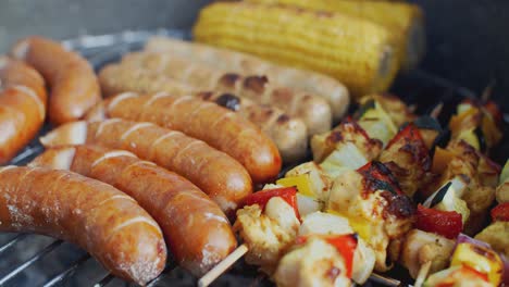 Salchichas,-Maíz-Y-Brochetas-De-Verduras-En-Una-Barbacoa.