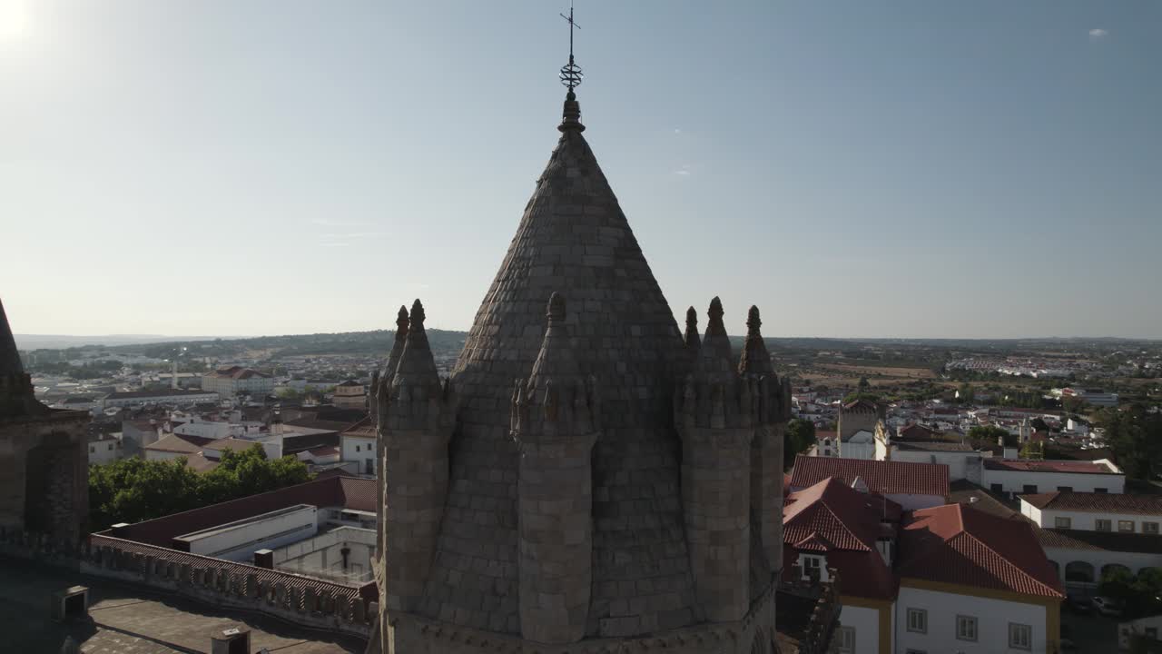 Cirkulært luftbillede over tårnene på en monumental katedral
