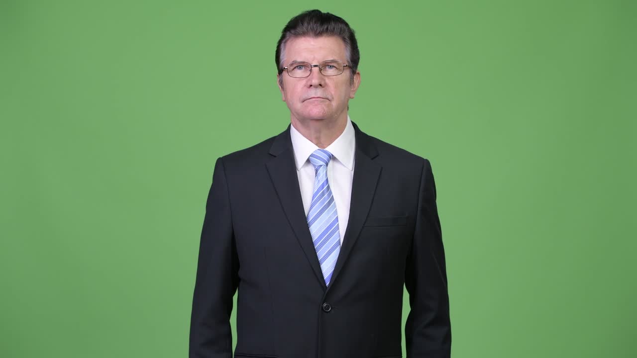 시니어 잘생긴 사업가가 엄지손가락을 올리고