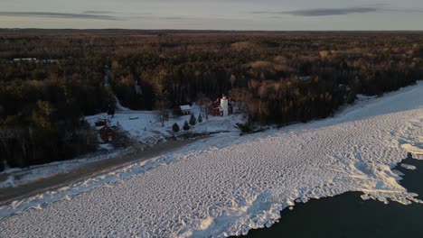 Video-De-Dron-De-4k-Del-Faro-De-40-Millas-En-El-Condado-De-Presque-Isle-En-Michigan-Durante-El-Invierno