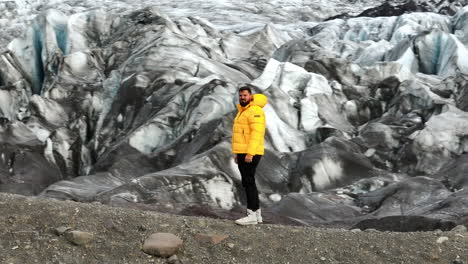 Turista-En-El-Trekking-Del-Glaciar-Svinafellsjokull-En-Islandia---Disparo-De-Drone