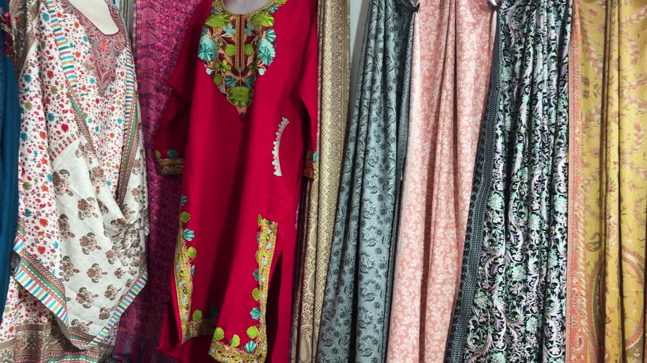 Colorati abiti etnici indiani esposti in un mercato di abbigliamento tradizionale