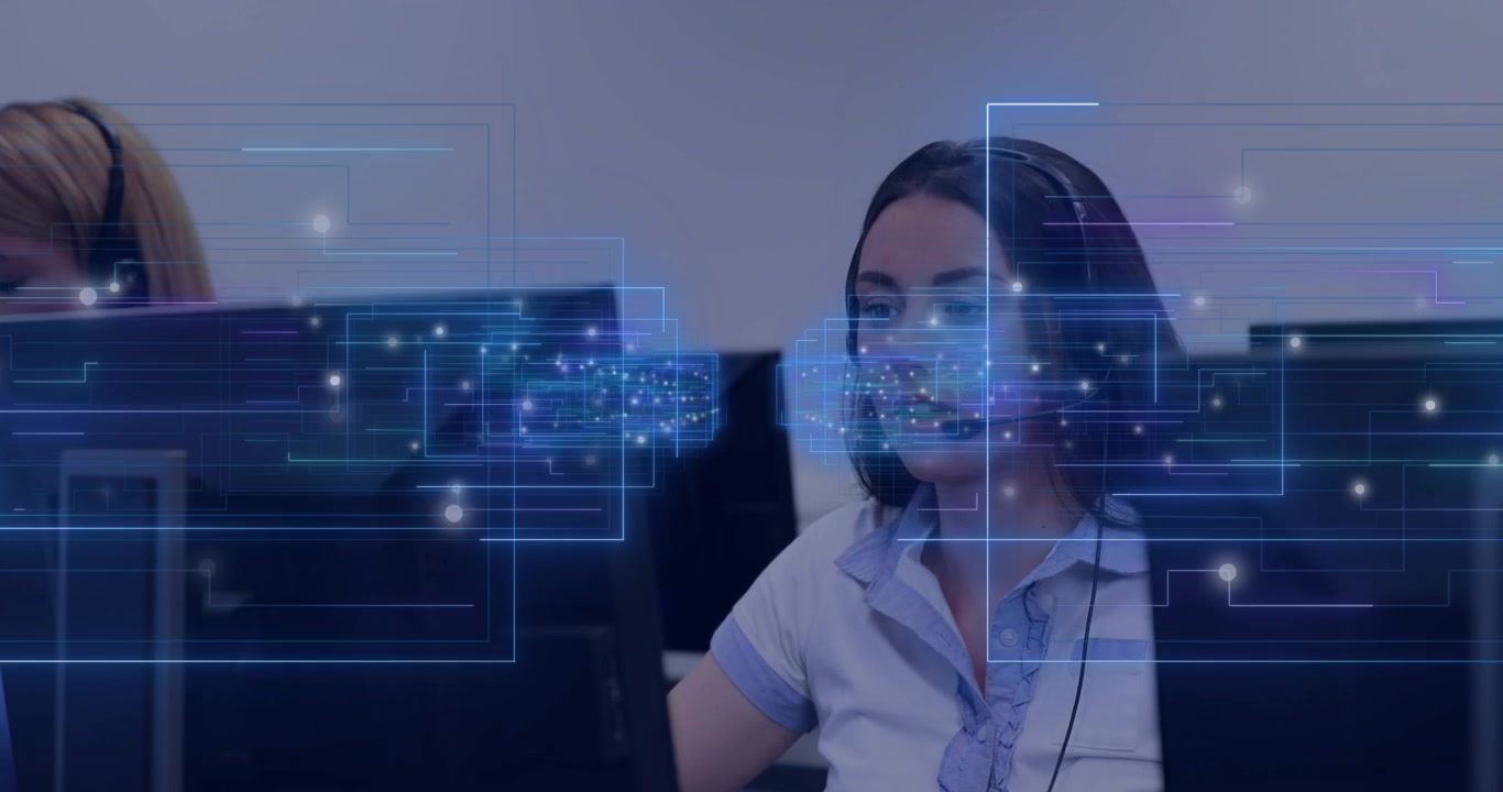 Operatrice concentrata sul monitor e che gestisce una chiamata in un call center, con dati sovrapposti che pulsano.