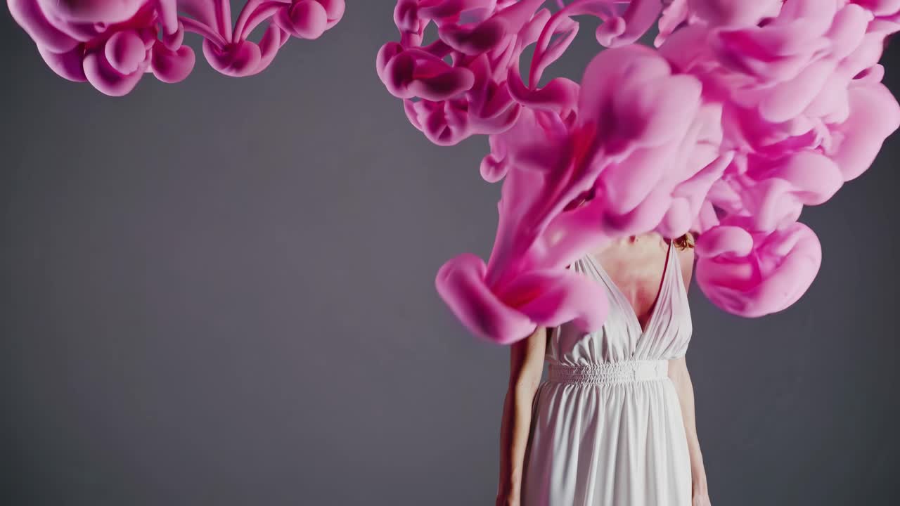 Donna in abito bianco con arte a inchiostro rosa
