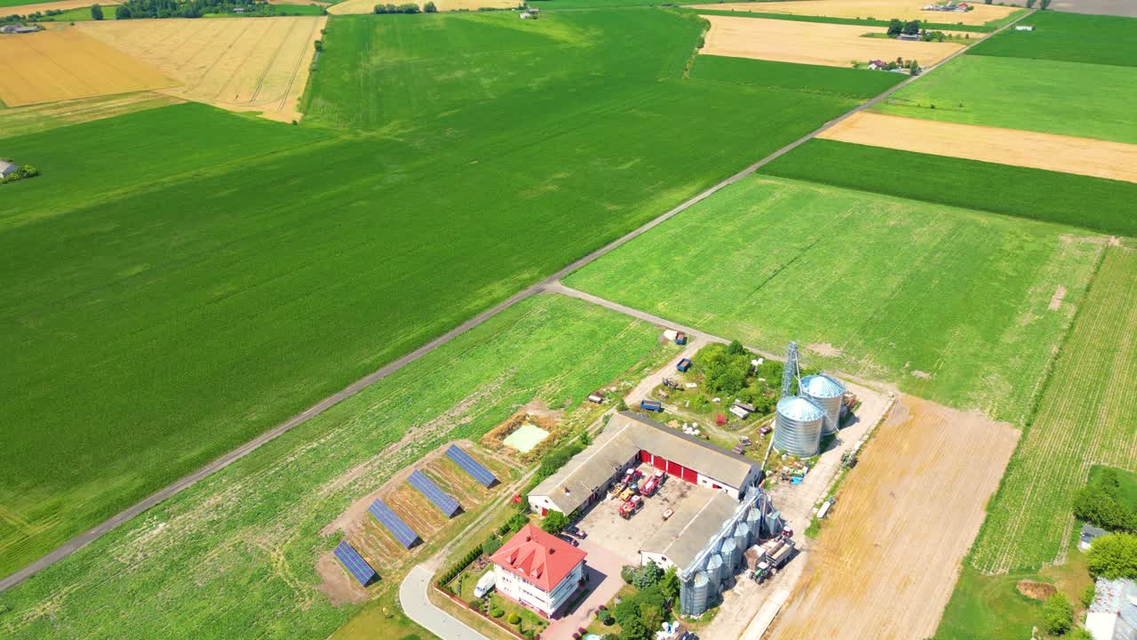Veduta aerea di una fattoria, fienili rossi, campo di mais a settembre.