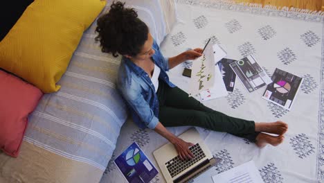 Mujer-Caucásica-Sentada-En-El-Suelo-Usando-Una-Computadora-Portátil,-Trabajando-Desde-Casa