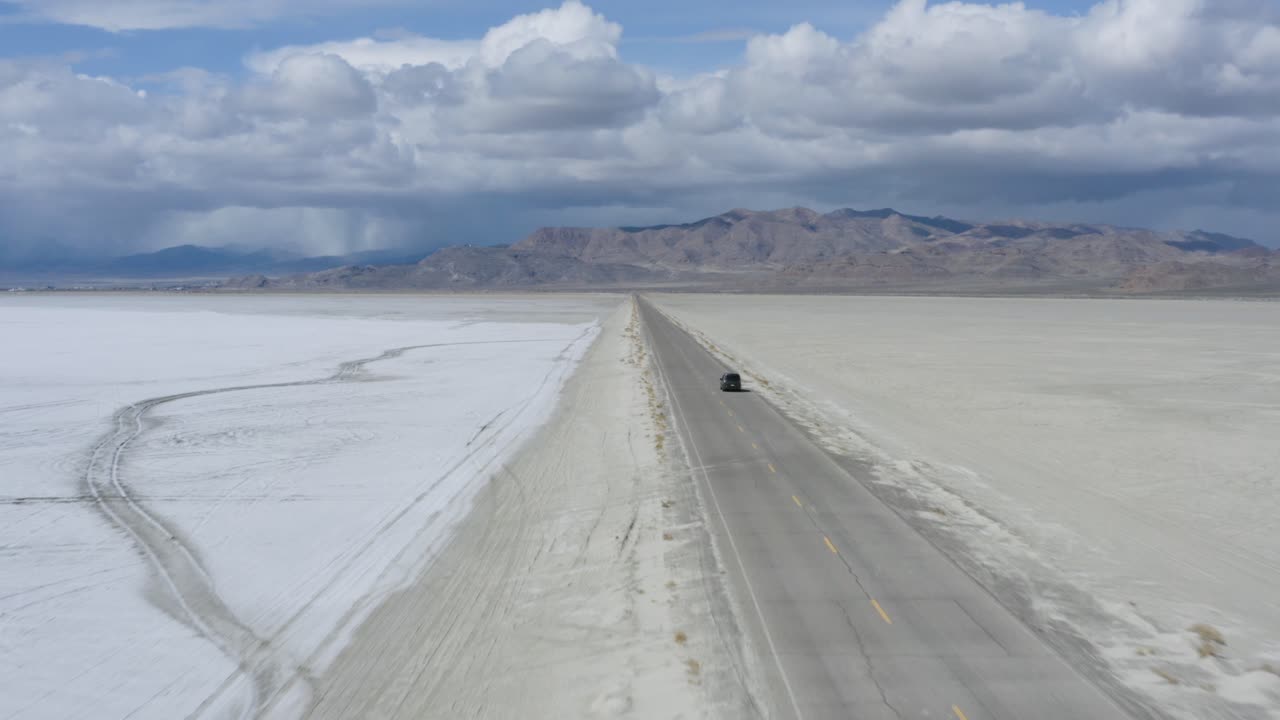 사막에서 길고 곧은 좁은 도로를 여행하는 자동차, 공중을 따라가다