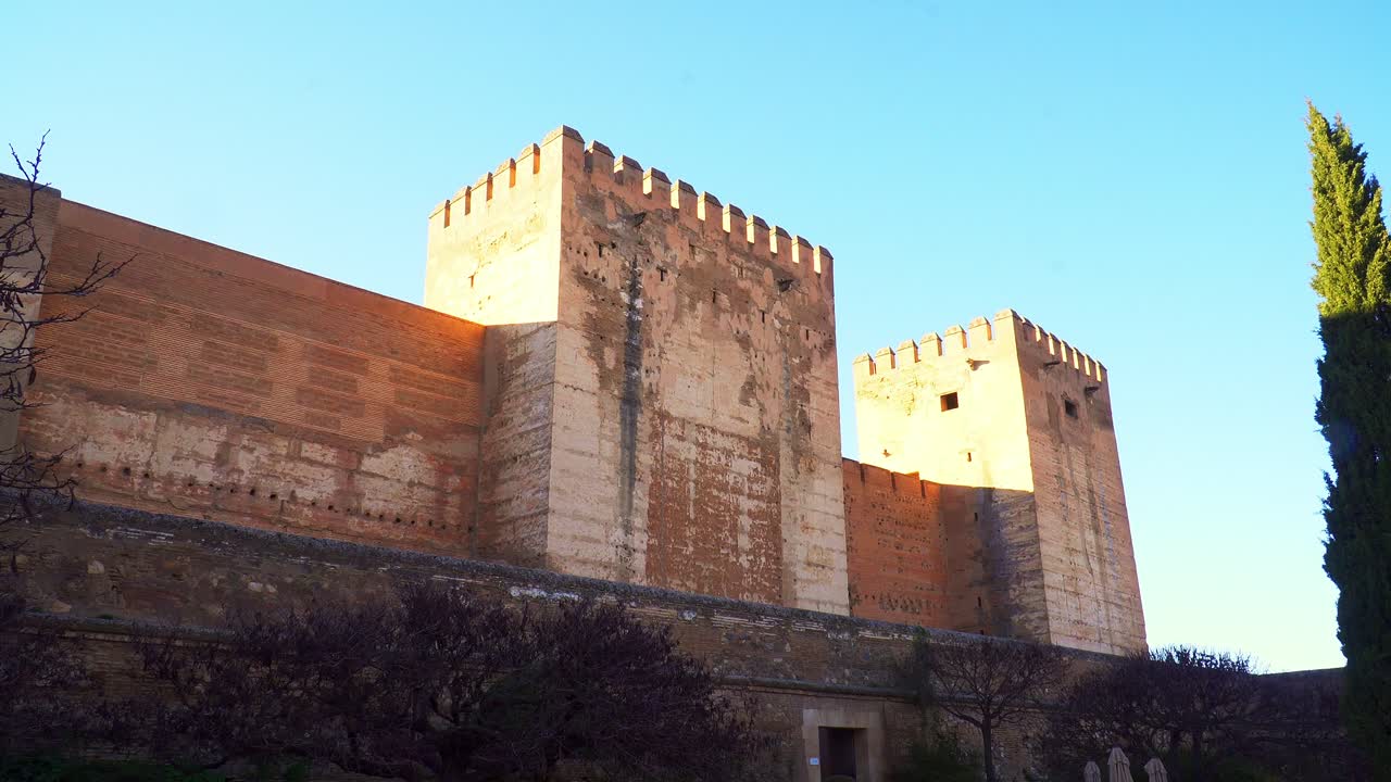 paredes exteriores de la renombrada alhambra, un complejo de palacios y fortalezas ubicado en granada, andalucía, españa