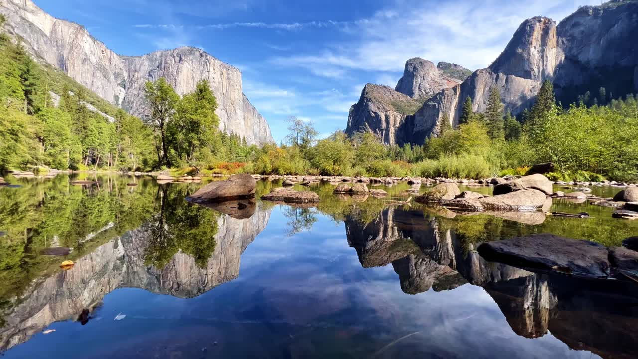 Reflejo cristalino del agua de las montañas de Yosemite, El Capitán y Three Brothers