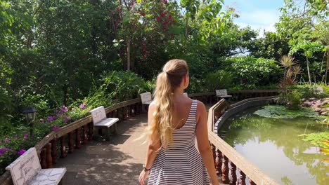 una chica rubia regresa de un santuario budista