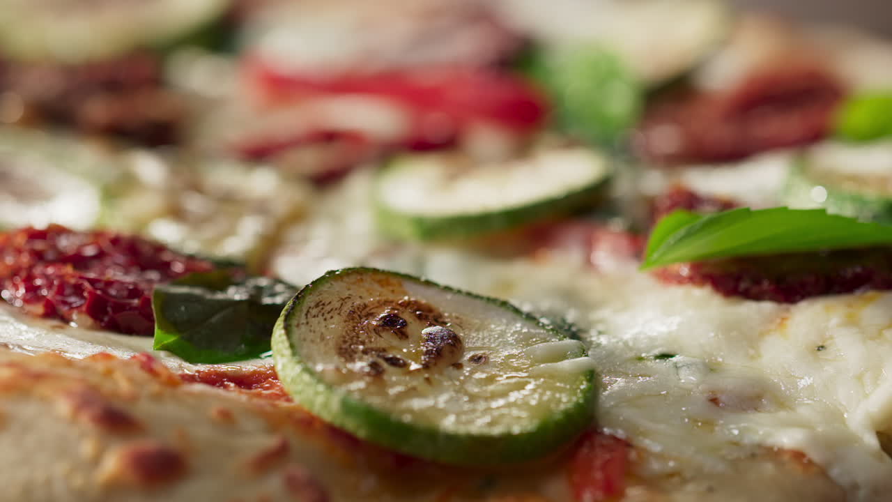 tomando una rebanada de pizza, en cámara lenta, de cerca