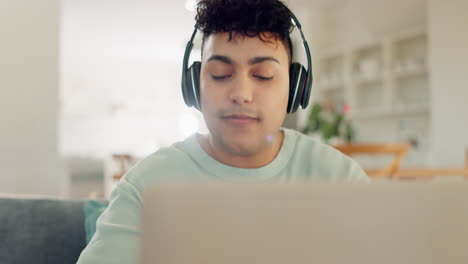 feliz, música y relajarse con el hombre en el sofá