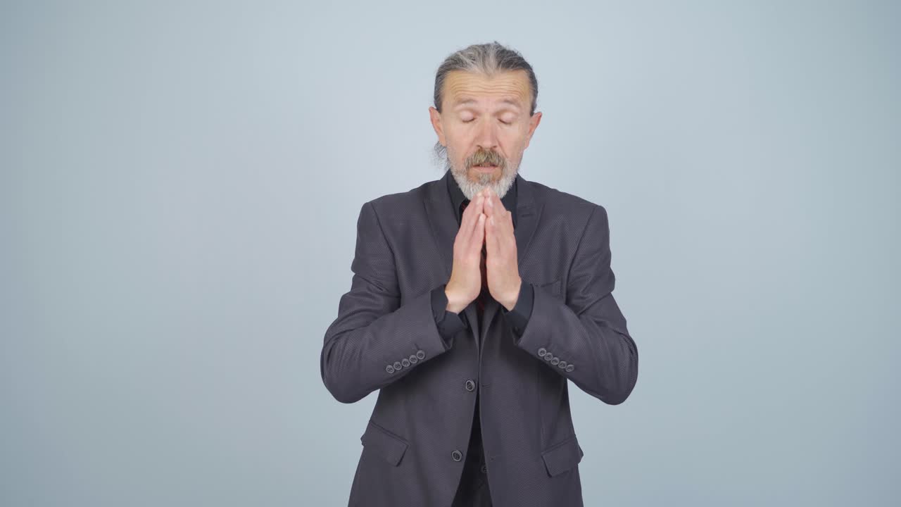 재채기하는 사업가.