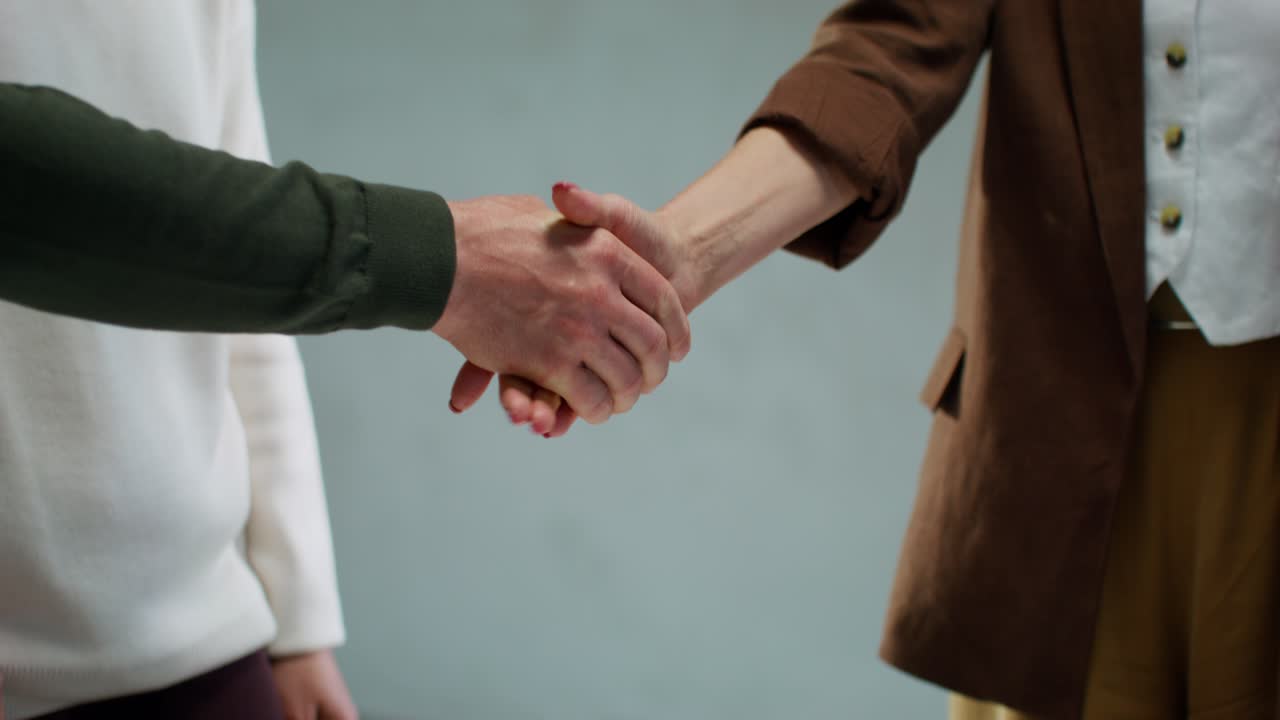 Empresarios estrecharme la mano