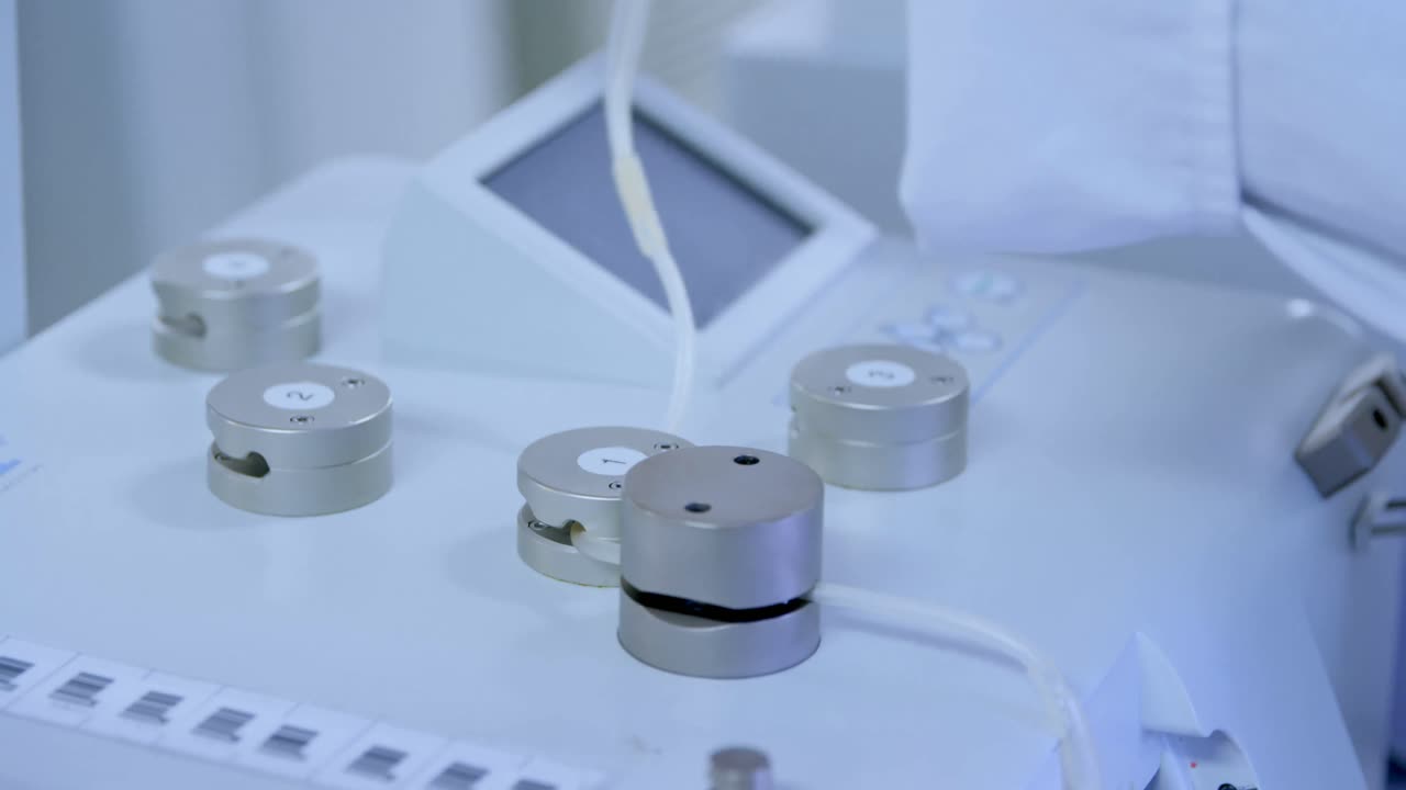 técnico de laboratorio analizando el plasma sanguíneo 4k