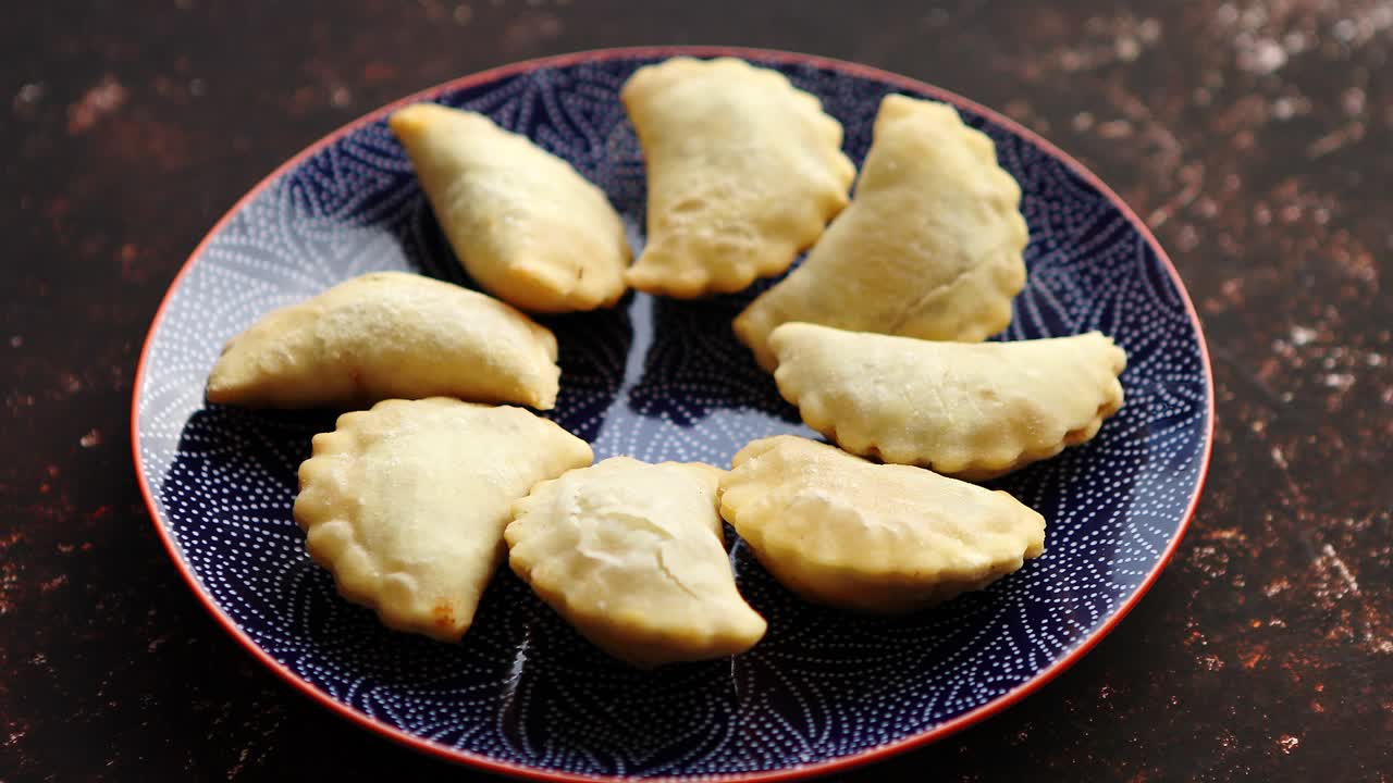 Pierogi polacchi fritti caldi e gustosi con ripieno di carne.