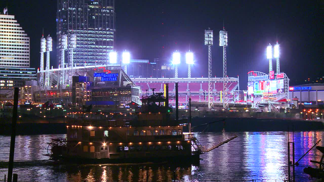 강보트가 1 아래를 지나갈 때 오하이오 신시내티 시를 배경으로 오하이오 강에서 빛이 반사됩니다.