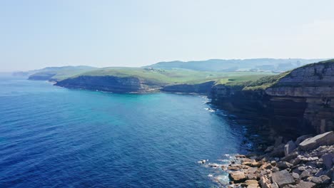 Erstklassige-Luftdrohnen-Fliegen-über-Der-Klippe-El-Bolao-In-Kantabrien,-Cobreces,-Nördlich-Der-Spanischen-Küste