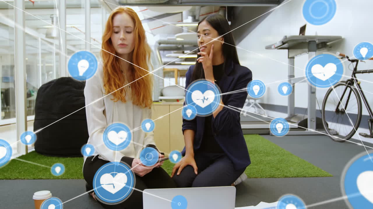 현대적인 사무실에서 논의하는 두 명의 사업가 여성과 소셜 미디어 상호 작용 애니메이션