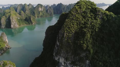 Vídeo-Inclinado-Hacia-Arriba-Muestra-La-Bahía-De-Halong-En-Vietnam