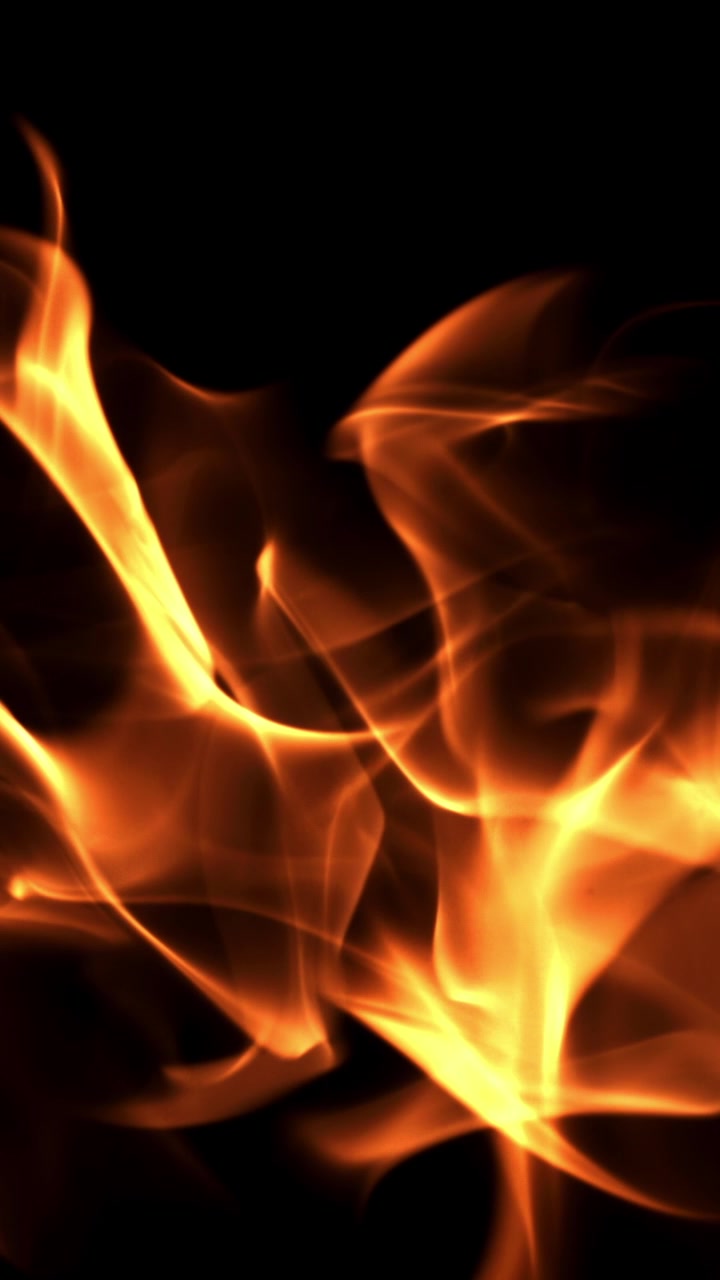 Fiamme dinamiche arancioni e gialle che bruciano su sfondo nero