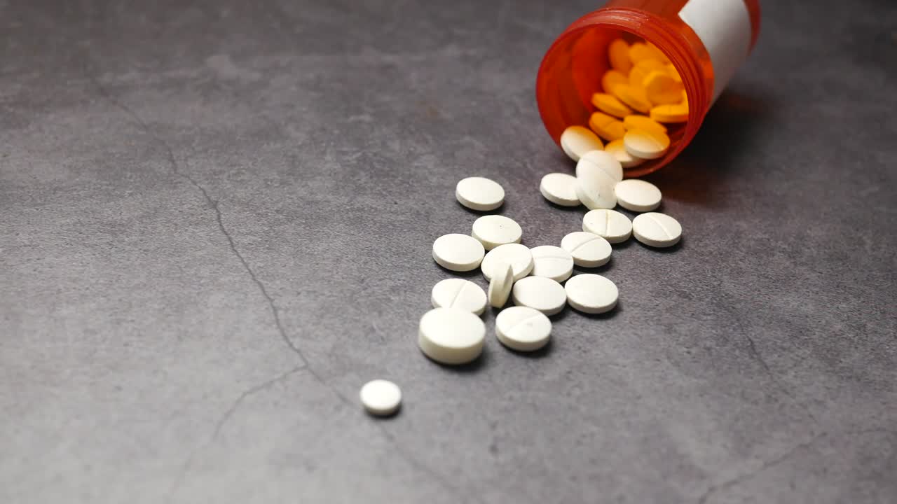 오렌지 병에서 어진 알약