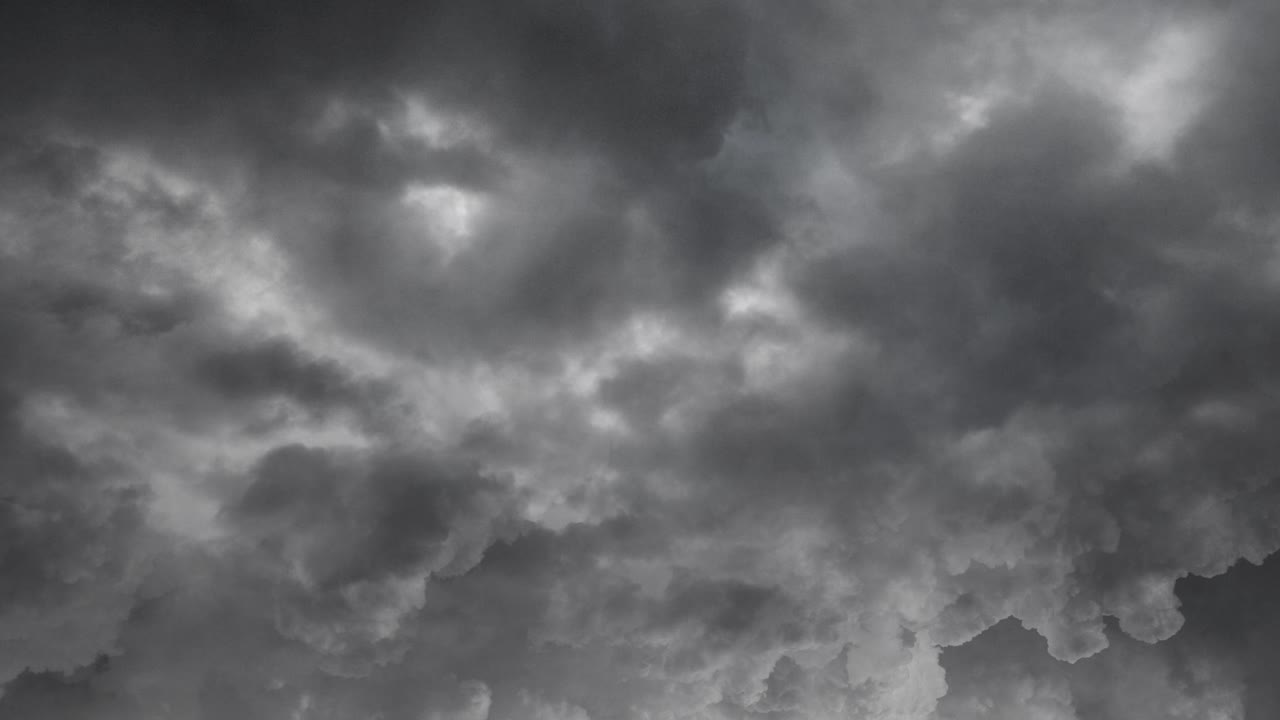 폭풍우 치는 황혼에 하늘 번개 보기