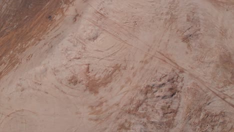 vista de disparo de drones desde arriba, aspecto de marte del desierto, nabi musa israel