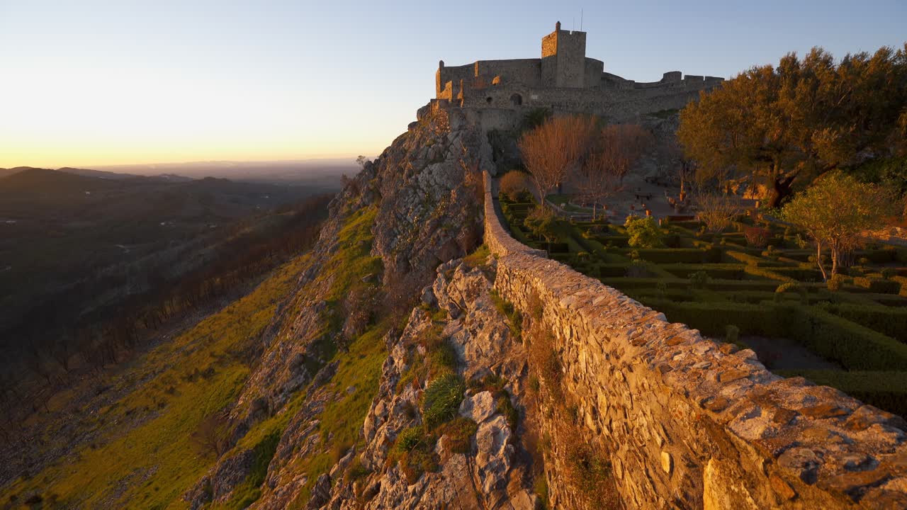vista del pueblo de marvao con hermosas casas e iglesia con montañas rocosas detrás