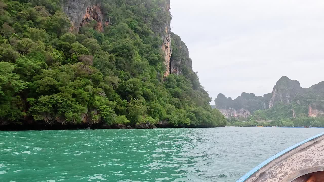 배는 경치 좋은 바다와 섬을 여행합니다.