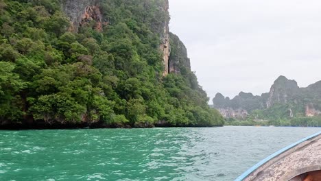 barco viaja a través de paisajes oceánicos e islas