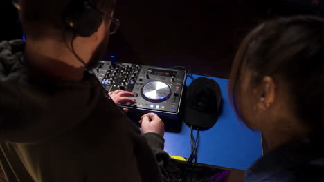 dj trabajando en la discoteca