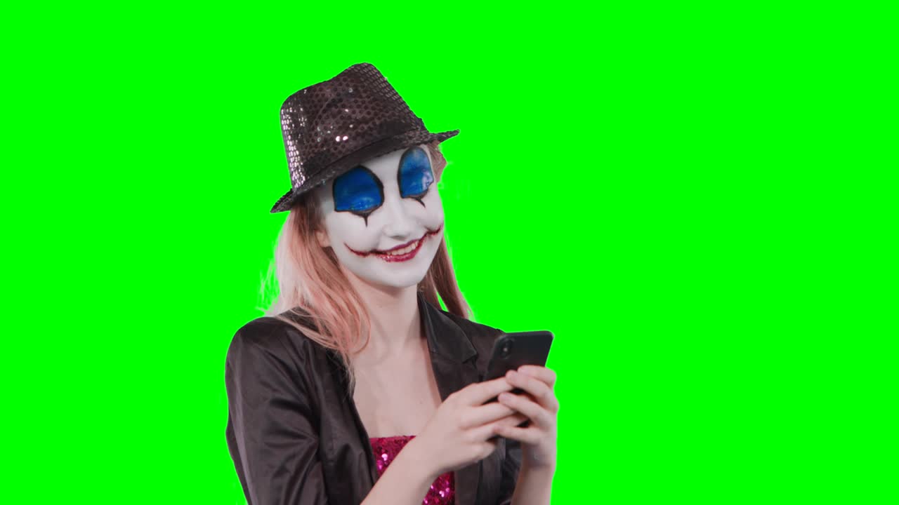 maquillaje de payaso de halloween con teléfono móvil