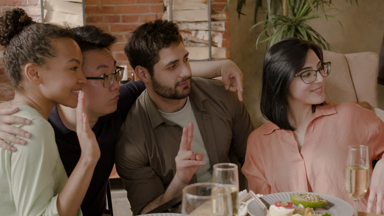 mujer joven tomando una foto de su agradable grupo de amigos 1