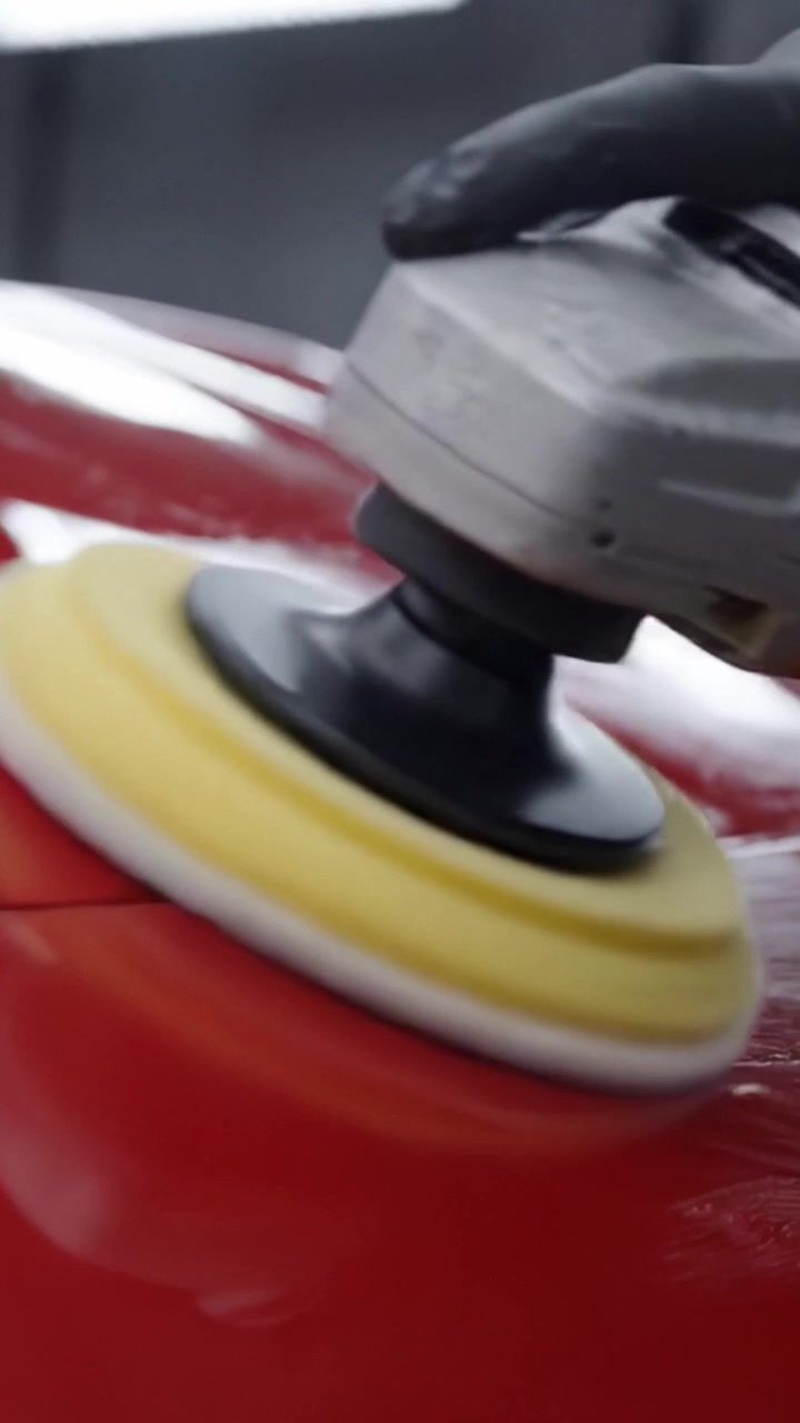 Um Olhar Detalhado sobre o Processo de Polimento da Superfície de um Carro: Aprimorando o Brilho e o Lustro com Ferramentas e Técnicas de Precisão para Detalhamento Automotivo
