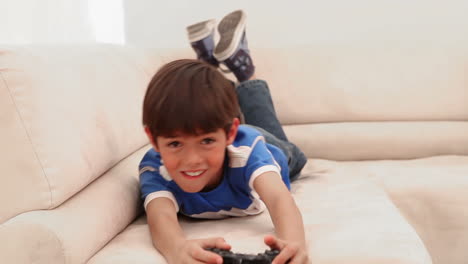 niño jugando videojuegos