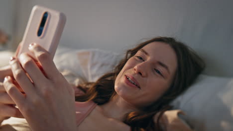 chica despreocupada disfrutando de una llamada virtual en casa de cerca. mujer sonriente llamando por video